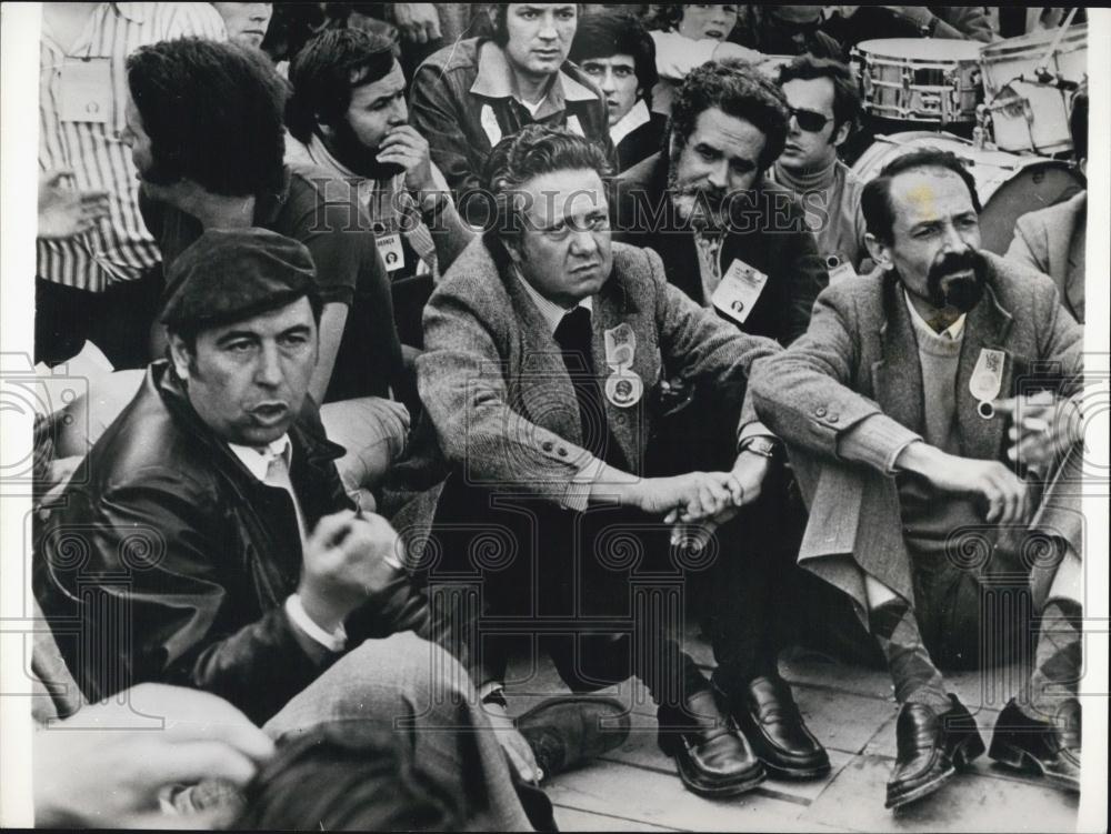 1975 Press Photo Socialist Party Lisbon Election Rally Seated Mario Soares - Historic Images