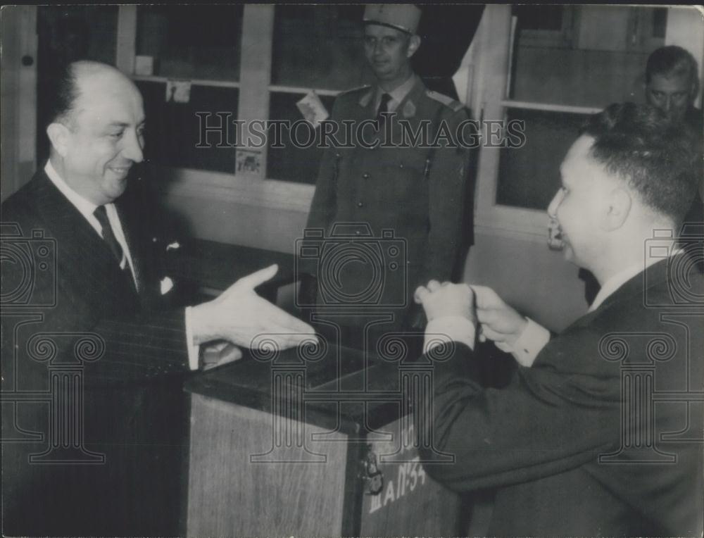 1961 Press Photo M.Morin at polling station in Algiers - Historic Images