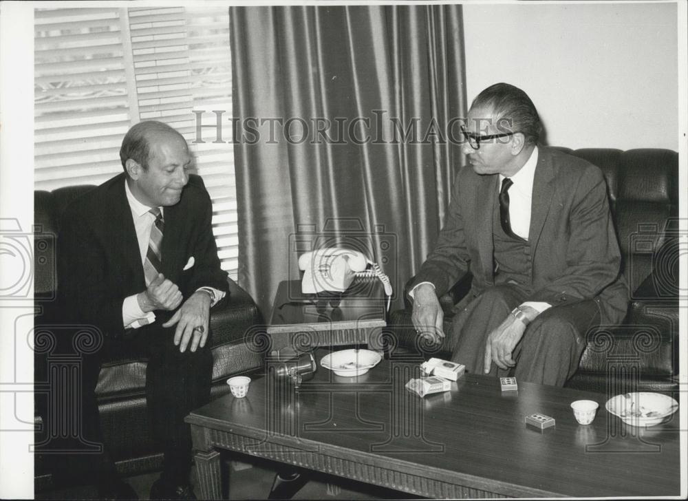 1969 Press Photo Jordanian Prime Minister Abdul Rofai Meeting Journalist Liental - Historic Images