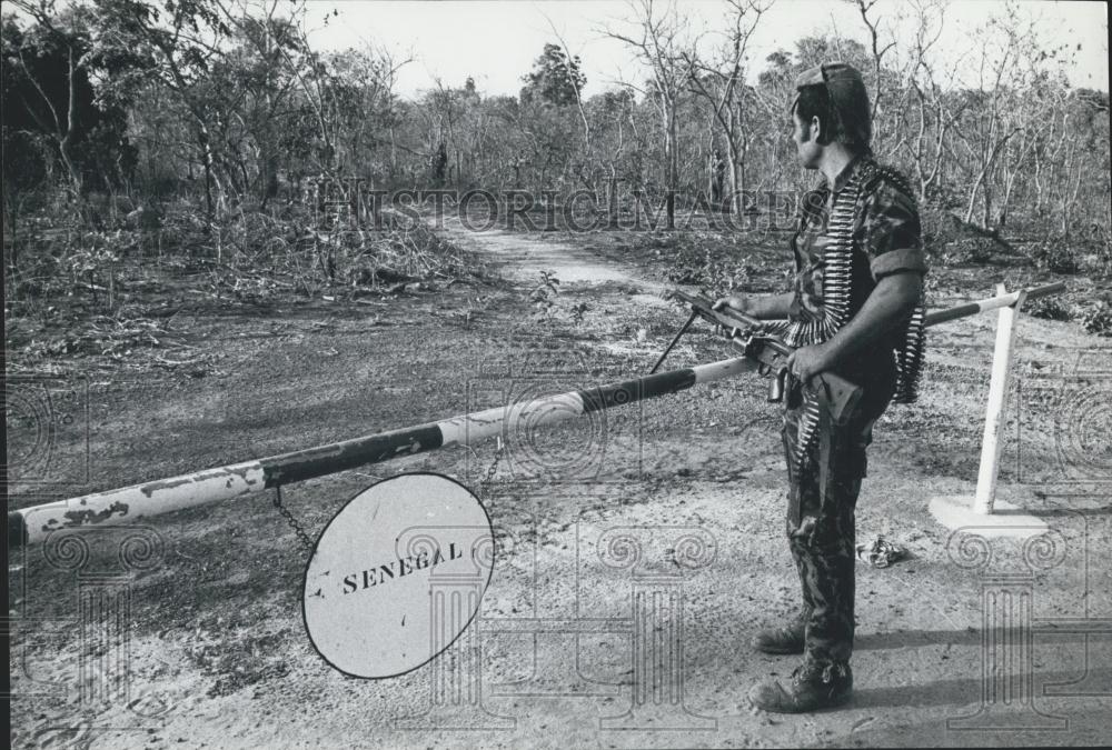 1972 Press Photo Soldier At Portuguese Guinea's Border with Senegal - Historic Images