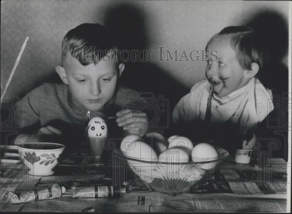 Press Photo Holland Easter the Time to Eat &amp; Play with These Colored Eggs - Historic Images