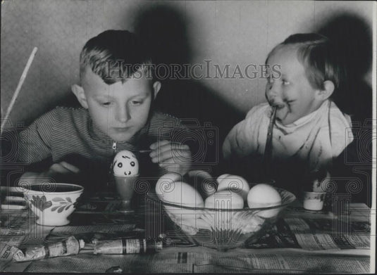 Press Photo Holland Easter the Time to Eat & Play with These Colored Eggs - Historic Images