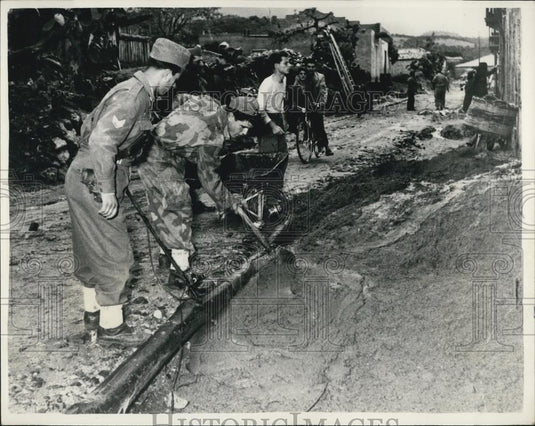 1953 Press Photo Italian troops called in to help Italian flood victims - Historic Images