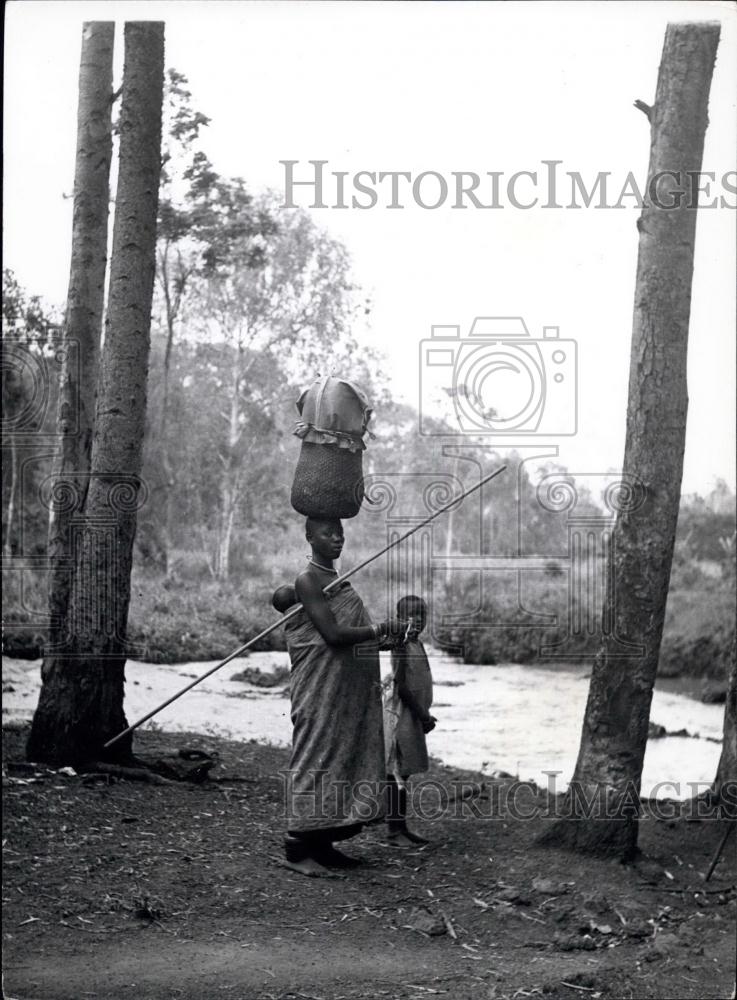 Press Photo Bahutu Woman, Children - Historic Images