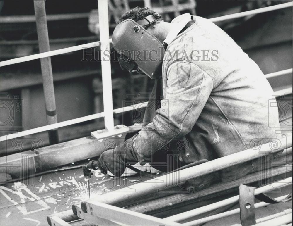 1976 Press Photo Newcastle, Australia Welder at State Dockyards - Historic Images