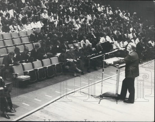 1969 Press Photo Sir Eric Roll giving the lecture - Historic Images