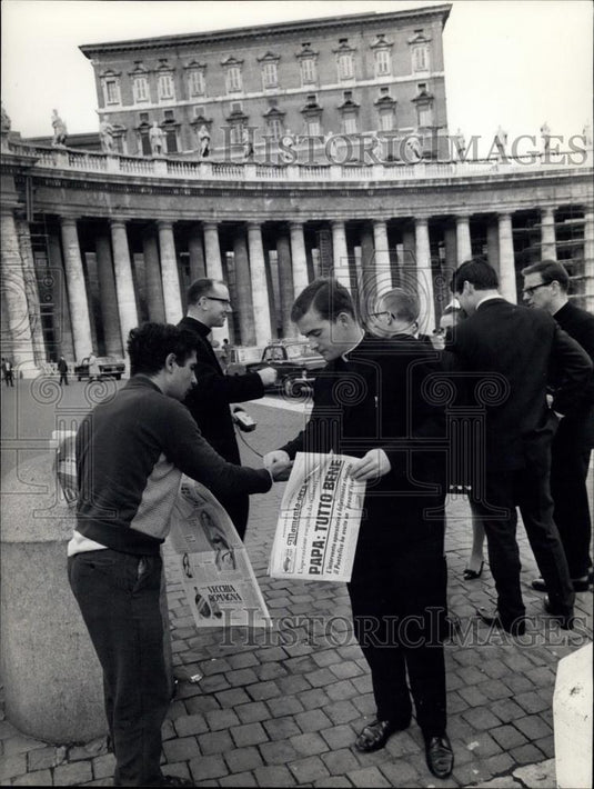 1967 Press Photo Priests at St Peters Square - Historic Images