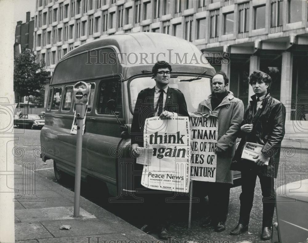 1966 Press Photo Vietnam Peace Caravan To Tour U.S. Bases In Britain - Historic Images