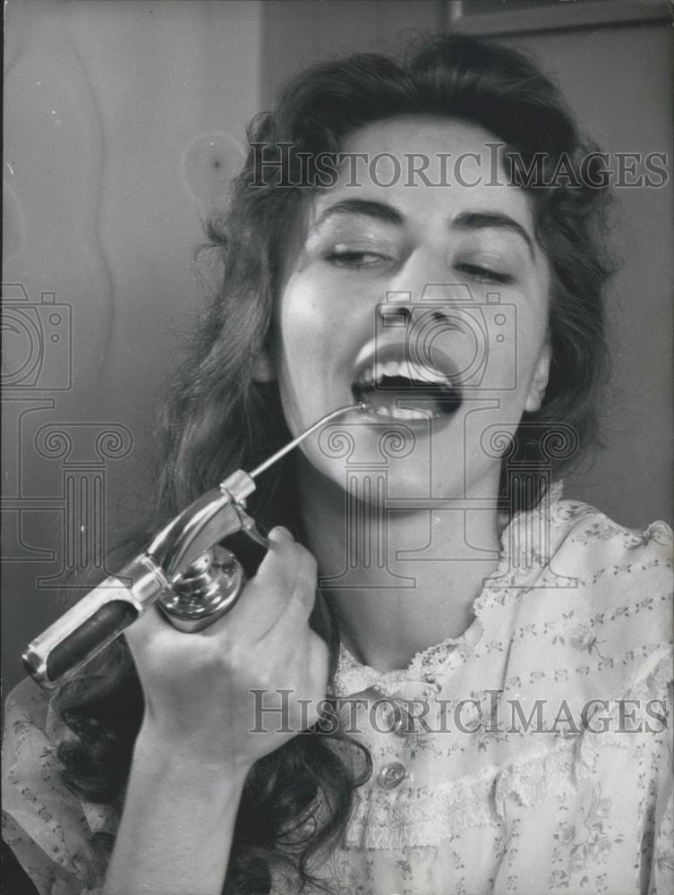 Press Photo Automatical tootbrush - Historic Images