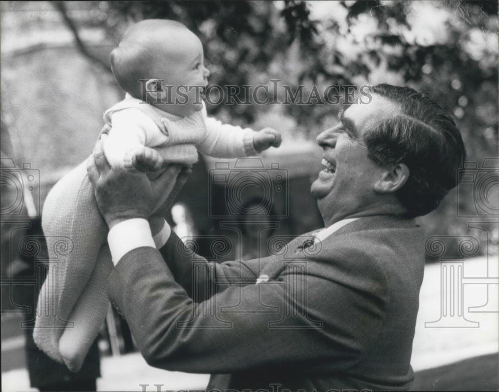 1976 Press Photo Chancellor Denis Healey is joined by family at No. 11 Downing - Historic Images