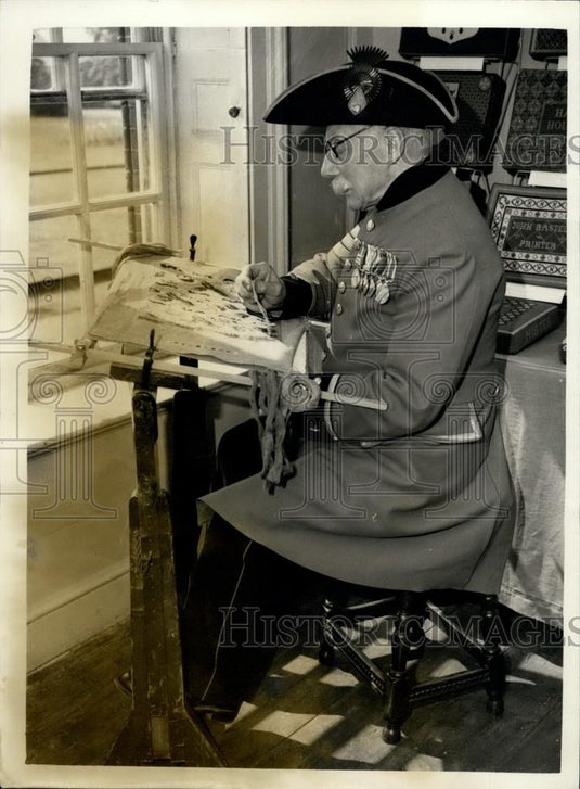 1956 Press Photo Pensioners Prepare For "History In Embroidery" Exhibition - Historic Images