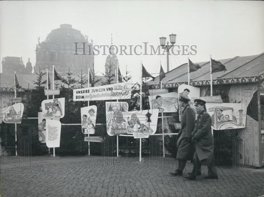 1958 Press Photo E Berlin Christmas Market in Front Of Berlin Cathedral - Historic Images