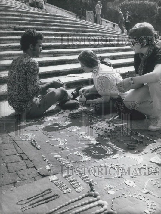 1970 Press Photo The Production & Sale of Necklaces By Hippies In Rome - Historic Images