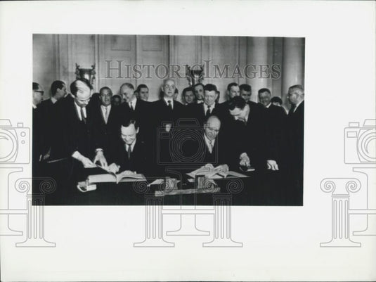 1958 Press Photo German - Soviet treaty of commerce signed - Historic Images