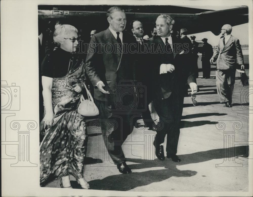 1956 Press Photo British Foreign Minister Selwyn Lloyd New Delhi Arrival - Historic Images