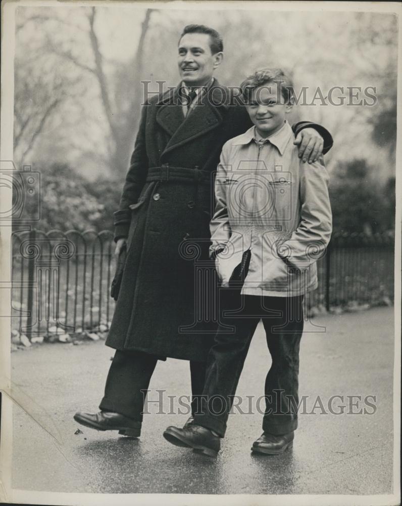 1952 Press Photo Michael Tonkientecz and his dad - Historic Images