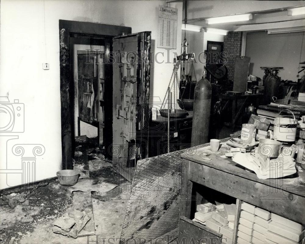 1968 Press Photo View of the scene of the robbery showing the burnt outer door - Historic Images