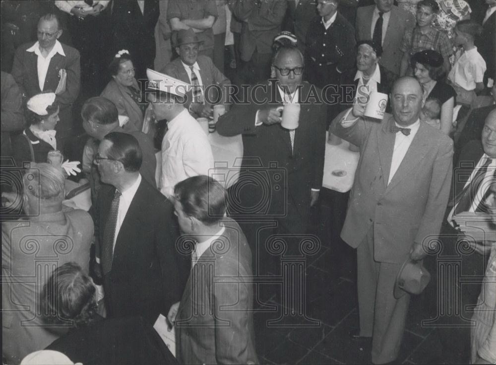 Press Photo Berlin Mayor Dr. Schreiber toasts flight passengers. - Historic Images