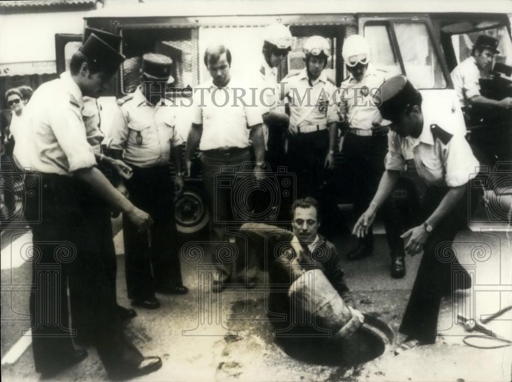 1976 Press Photo Police Investigation the Theft of the Century - Historic Images