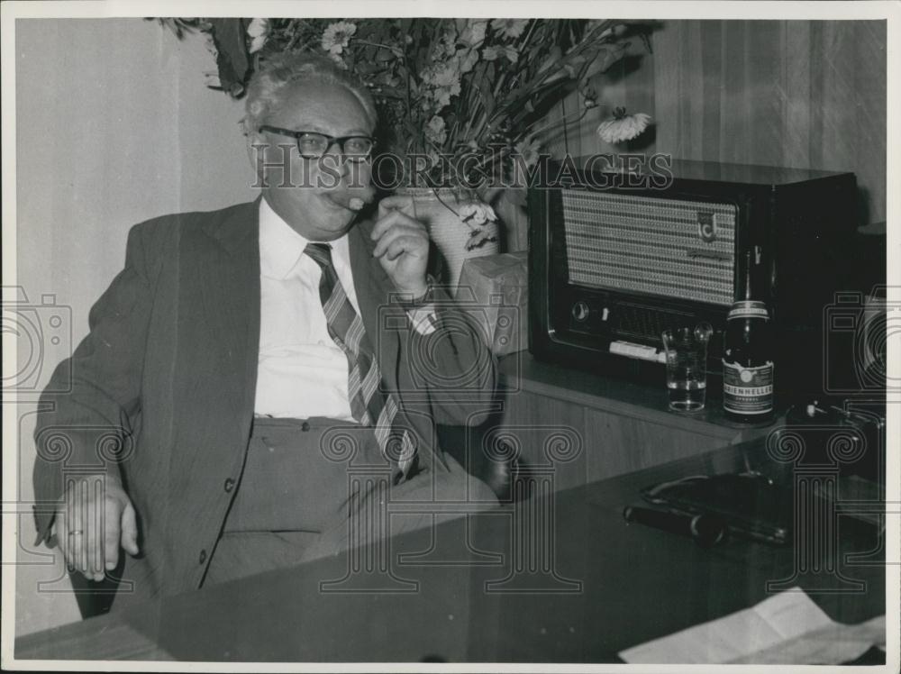 1953 Press Photo SPD Chairman Ollenhauer listens to election results. - Historic Images