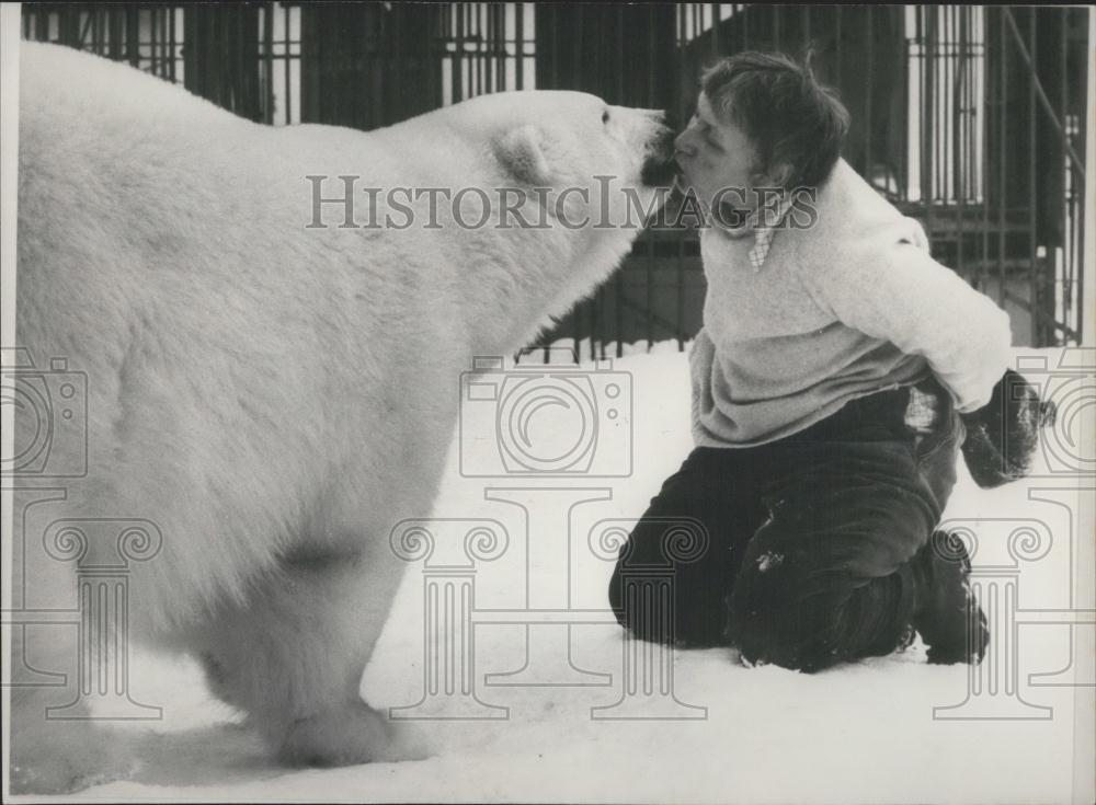 1979 Press Photo Denmark&#39;s Lilian Daniels Gets a Kiss from a Polar Bear - Historic Images