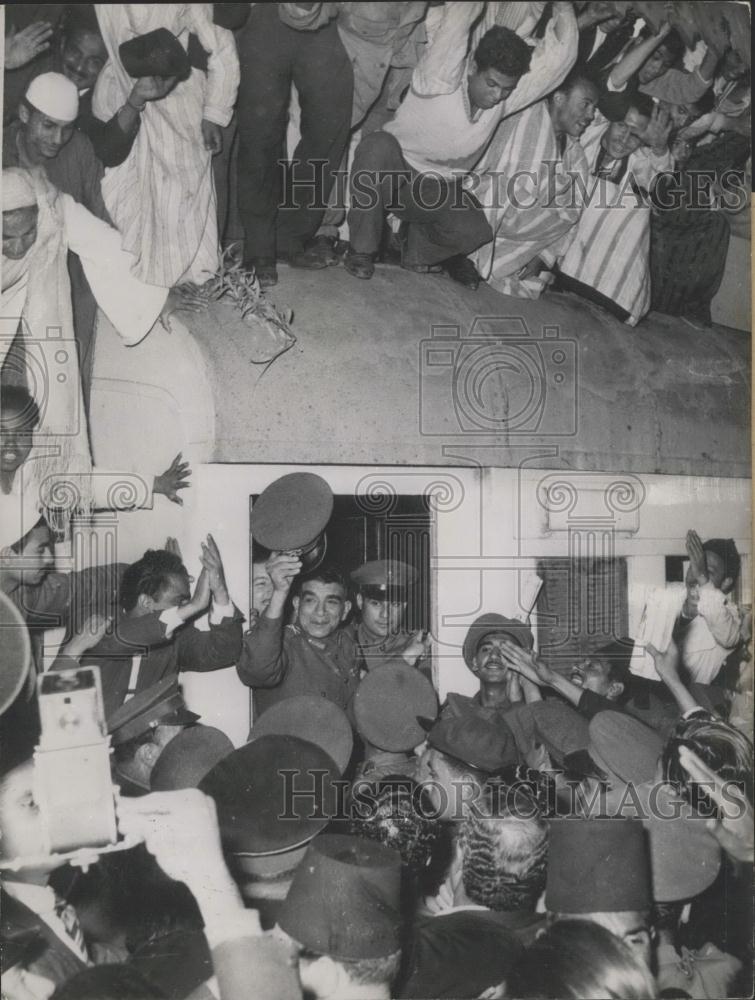 1953 Press Photo General Naguib Welcomed in Cairo on the &quot;Mercy Train&quot; - Historic Images