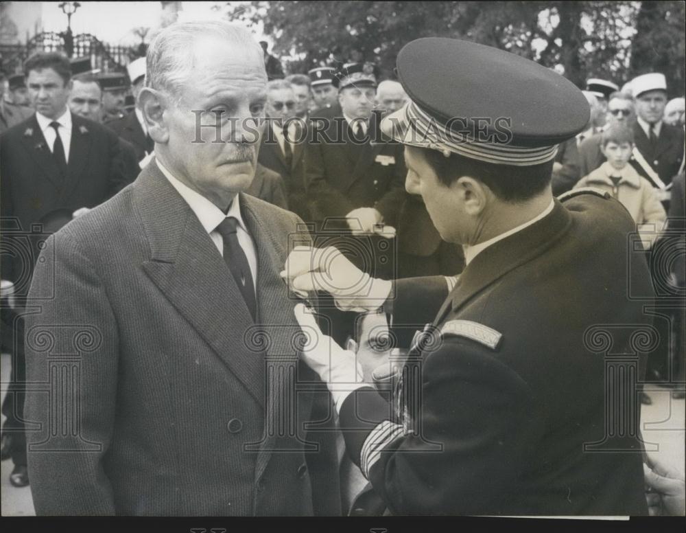 1965 Press Photo Mr. Clement Decorated by His Son, Avignon, Monument to the Dead - Historic Images