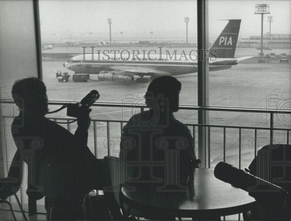 1971 Press Photo Reports Wait to Catch Glimpse of Airline Pirate, Orly Airport - Historic Images