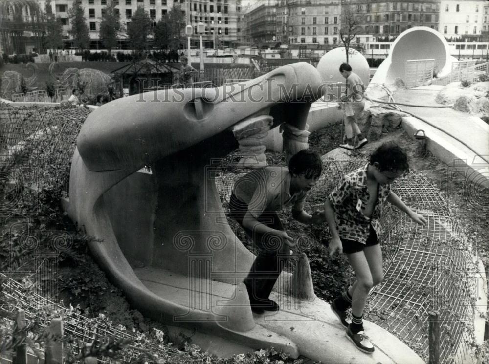 1983 Press Photo Two Young Parisians in the New Halles Garden - Historic Images