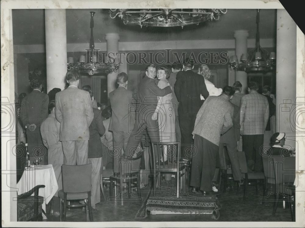 Press Photo Germany - Visitors to the Opera. - Historic Images