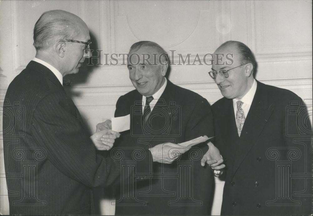 1960 Press Photo Literature Grand Prize Awarded - Historic Images