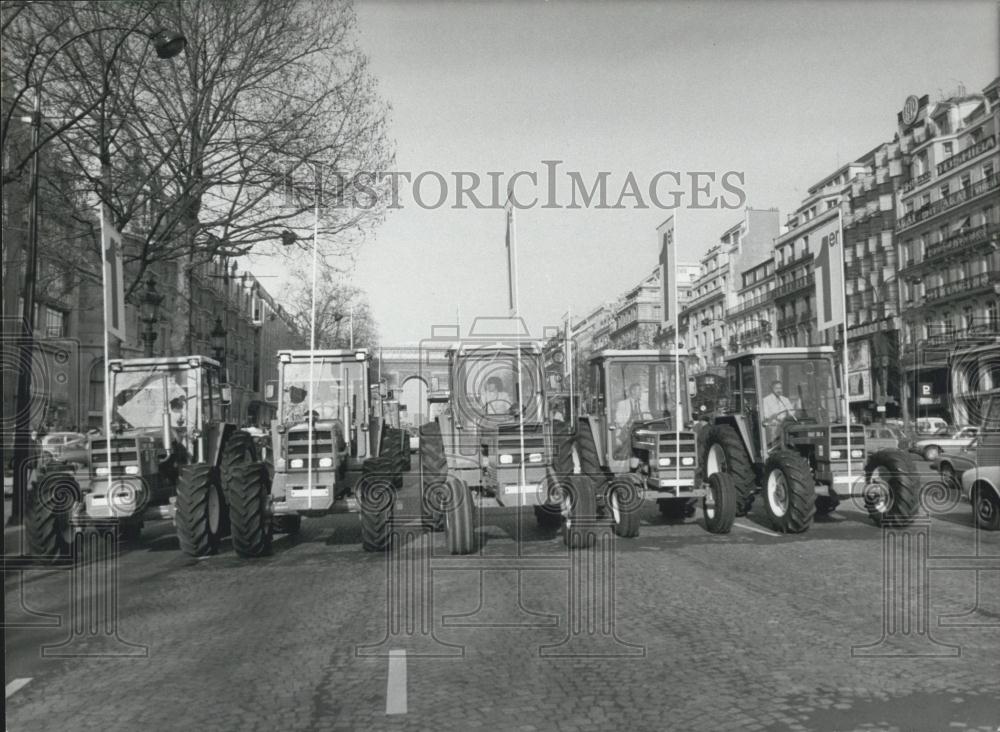 1979 Press Photo Tractors Driving Down Champs-Elysees - Historic Images