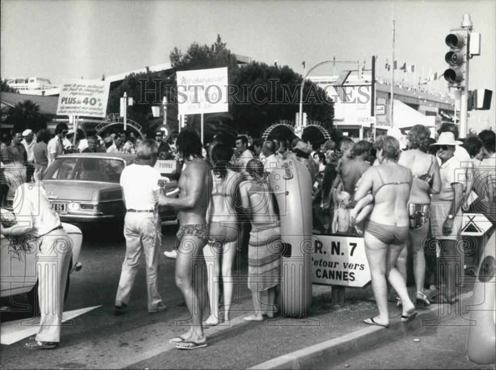 1974 Press Photo Street Scene of Protest in Cros-de-Cagnes, France - Historic Images