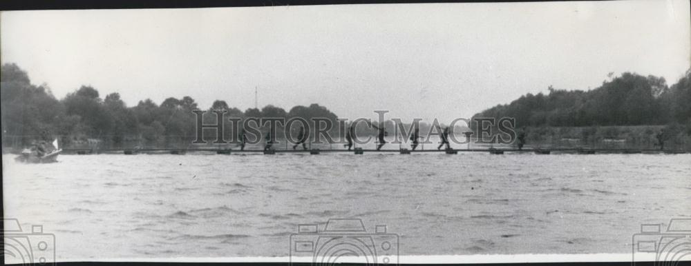 1956 Press Photo Pontoon Bridge over the Donau. - Historic Images