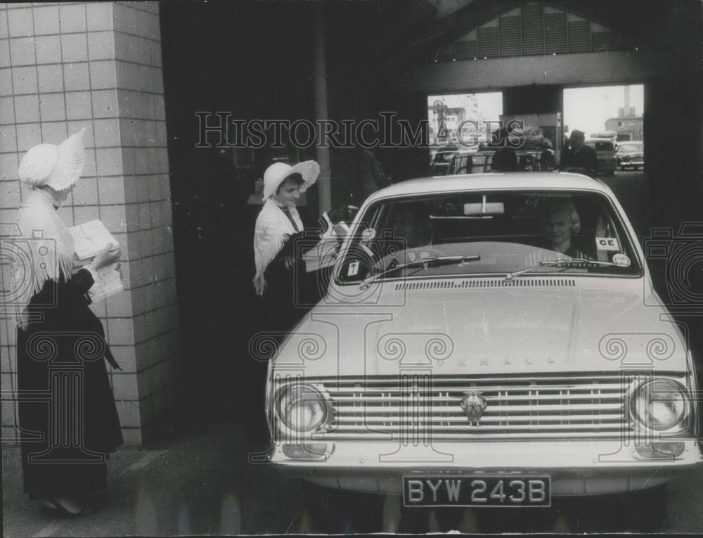 1965 Press Photo Calais Citizens Give Tourists Welcome Package - Historic Images