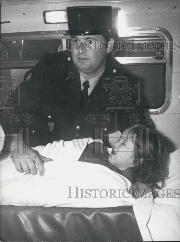 1975 Press Photo Freed Hostage in Ambulance with Police Officer - Historic Images