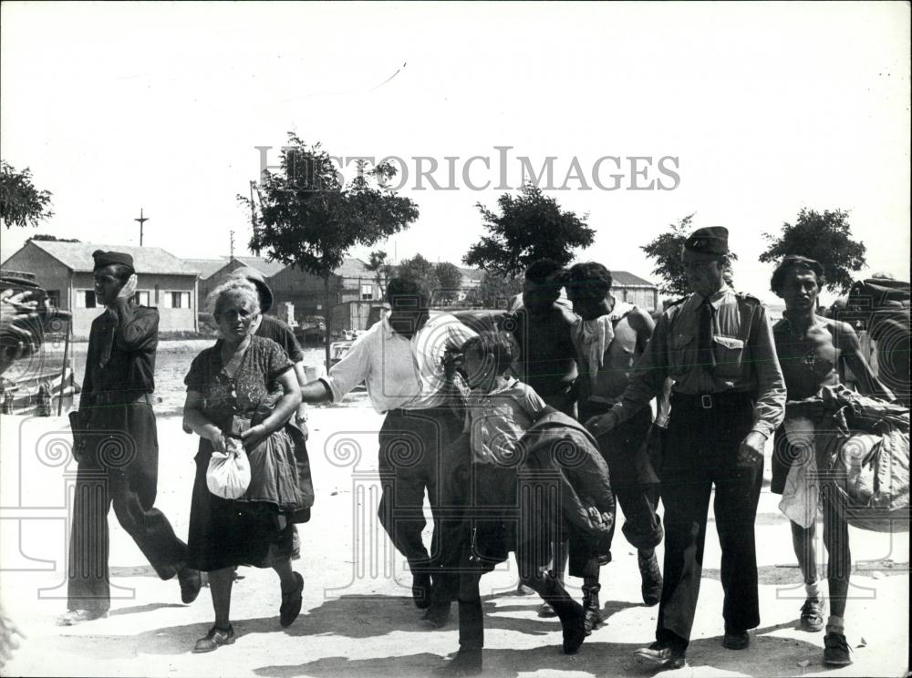 1947 Press Photo Family Makes First Footsteps on French Soil With Nurses - Historic Images