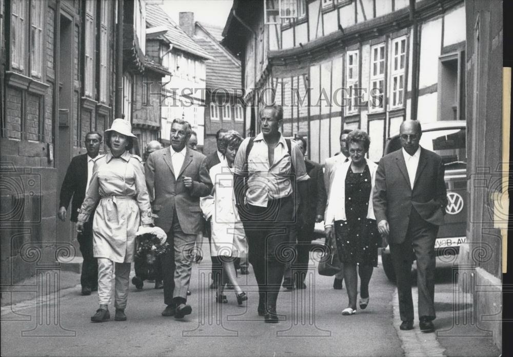 1969 Press Photo Philip Rosenthal Walks Germany. Niedersachsen. - Historic Images