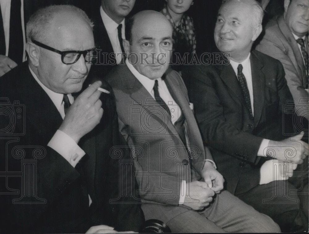 Press Photo Three Men One Smoking Cigarette - Historic Images