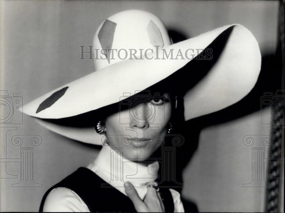 1970 Press Photo White Wide-Brimmed Hat with Tri-Colored Shapes by Marc Olivier - Historic Images