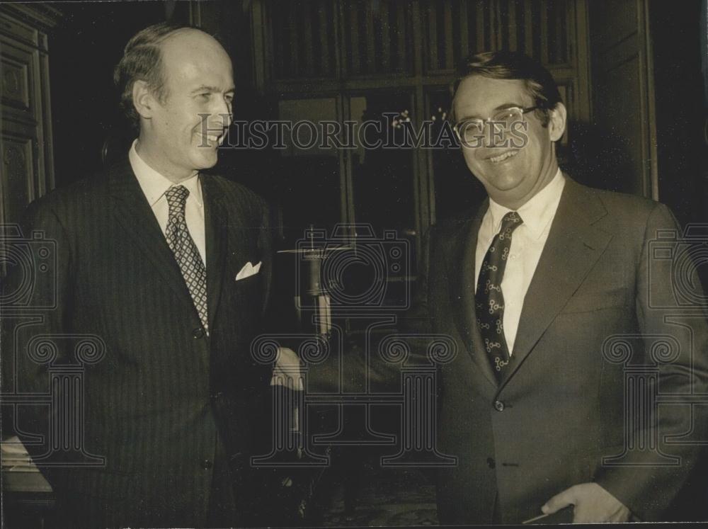 1973 Press Photo Giscard D&#39;Estaing &amp; Peter Peterson, Ministry of Finances, Paris - Historic Images