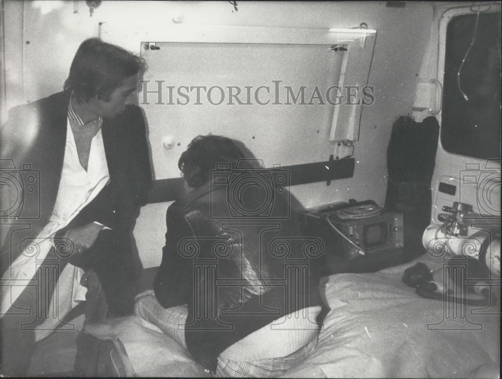 1975 Press Photo One of Jean Kay&#39;s Hostages in an Ambulance - Historic Images