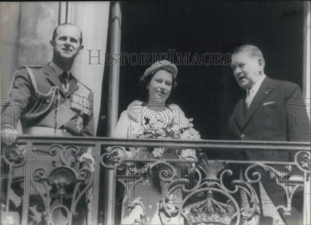 Press Photo Queen Elizabeth II and Prince Phillip with France&#39;s President Coty - Historic Images