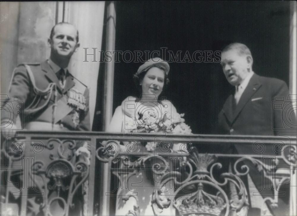 Press Photo Queen Elizabeth II and Prince Phillip with France's President Coty - Historic Images