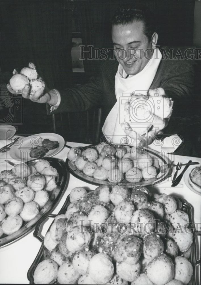 1969 Press Photo Knoedeln-eating competition in Salzburg. - Historic Images