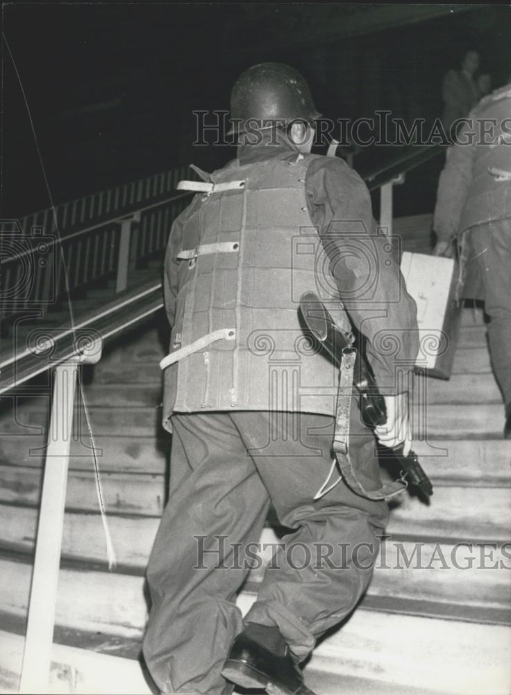 1975 Press Photo Police Walk Up Stairs To Combat Terrorists At Orly - Historic Images