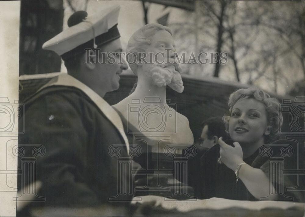 1953 Press Photo Singer Maria Vincent with a Bust of &quot;Jean-Sebastien Mouche&quot; - Historic Images