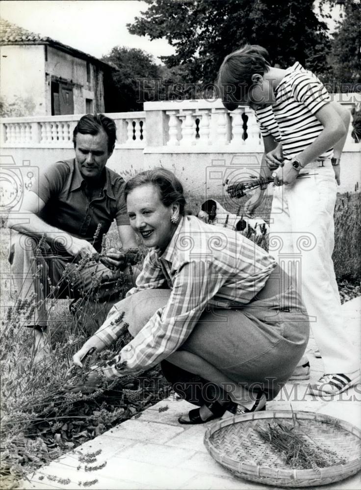 1980 Press Photo Queen Margrethe &amp; Prince Henrik Garden with Sons at Chateau - Historic Images