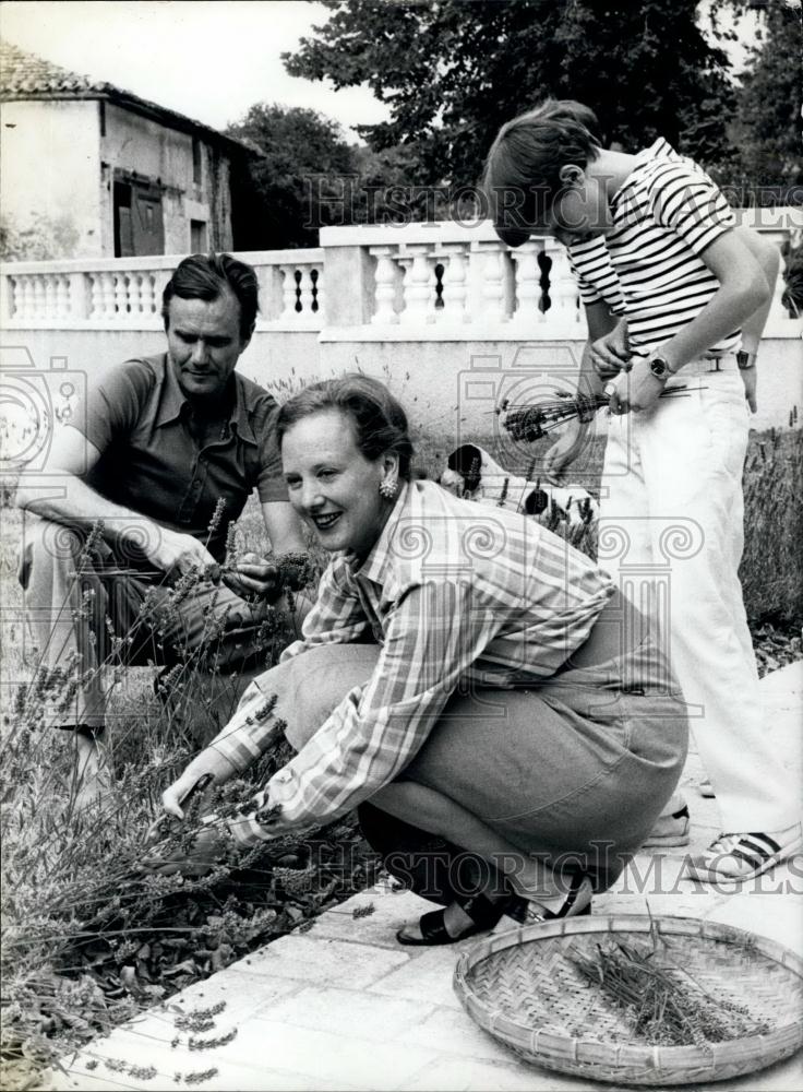 1980 Press Photo Queen Margrethe & Prince Henrik Garden with Sons at Chateau - Historic Images