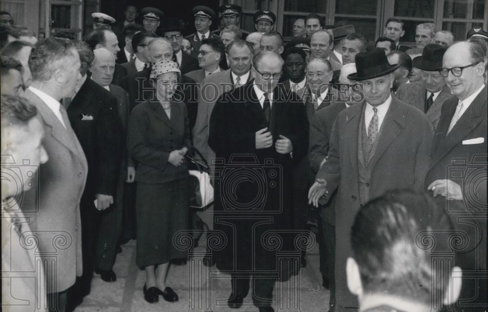 1956 Press Photo Guy Mollet and Christian Pineau Leaving for Moscow - Historic Images